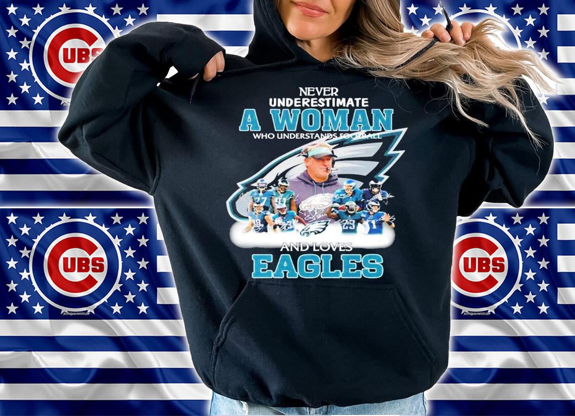 Never underestimate a woman who understands football and loves Eagles t-shirt hoodie